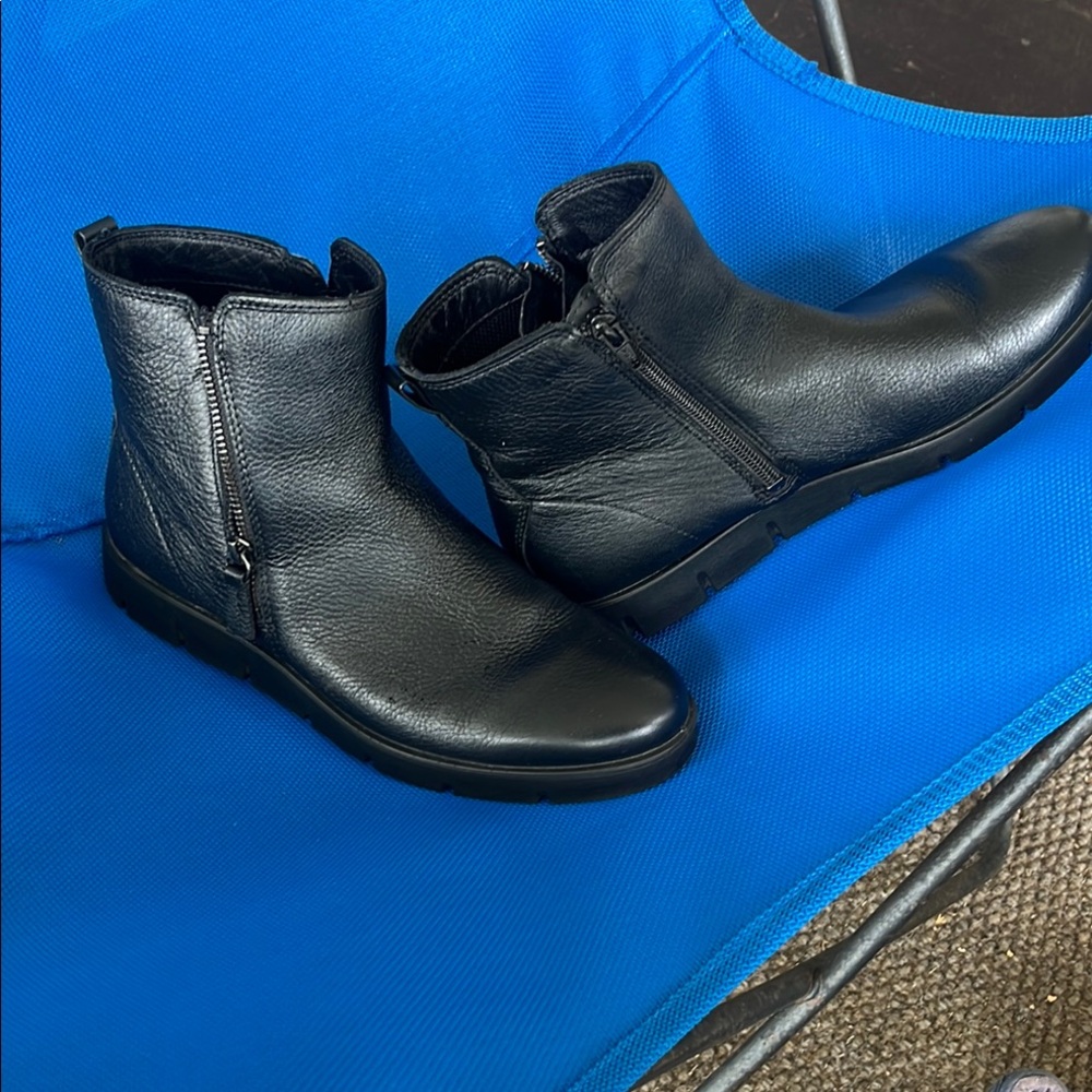 Ecco black leather ankle zip boots    Great condition